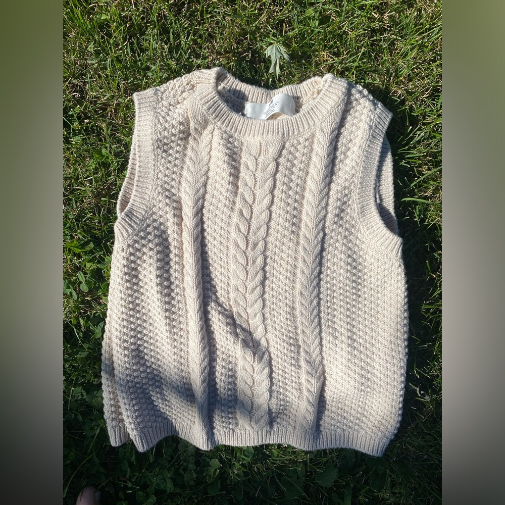 H&M - CABLE-KNIT SWEATER VEST
